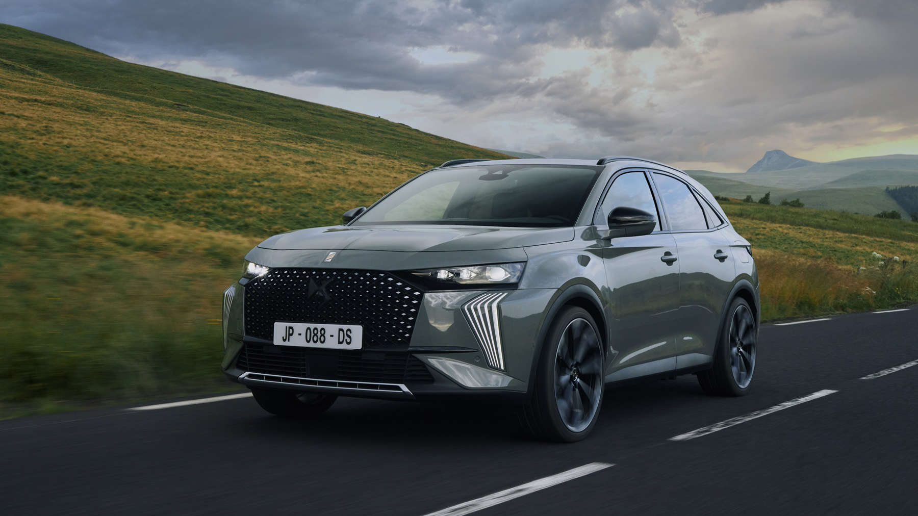 DS 7 у 2025 році отримав нові виконання: витончений DS 7 Pallas та люксовий DS 7 Étoile