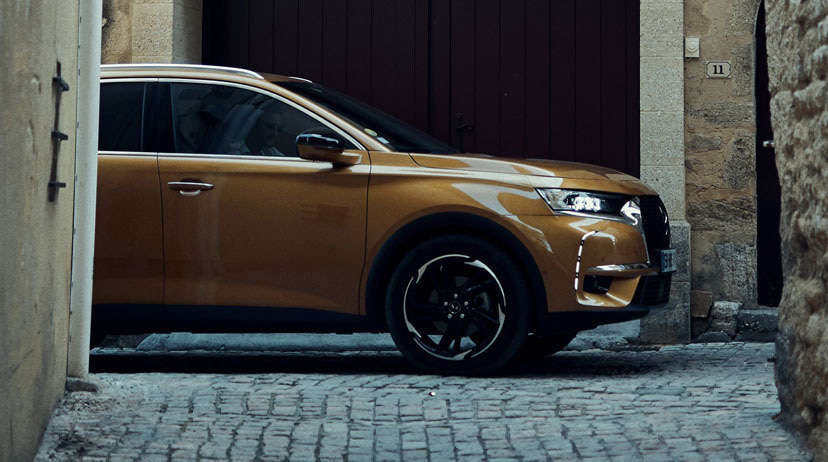 DS 7 Crossback на вузькій вулиці