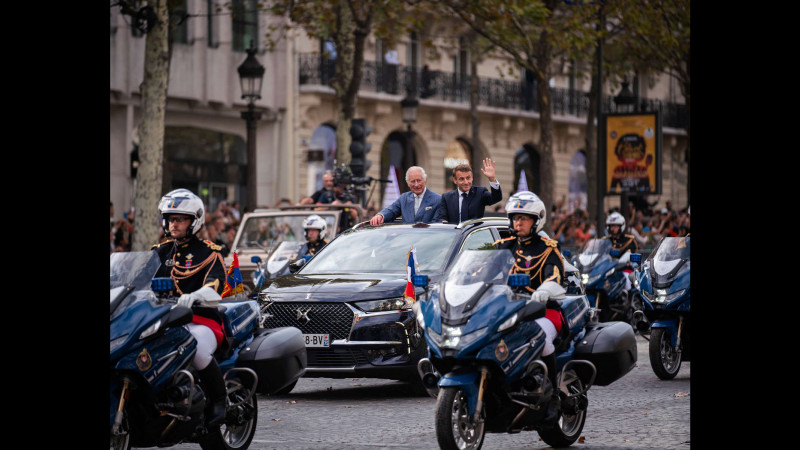 Президентський DS 7 зустрічає королівську сім’ю в Парижі