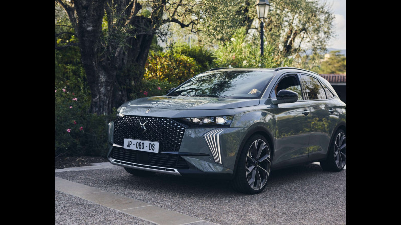 Старт продажів Нового DS 7 в Україні: турбодизель або повноприводний гібрид, версії RIVOLI або OPERA — оголошено ціни для України